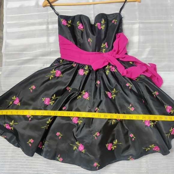 Betsey Johnson EVENING COLLECTION Size 0 Black satin dress with pink embroidered - Picture 10 of 12